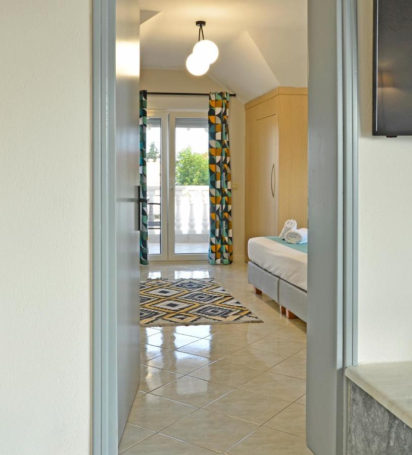 Joya Ofrynio Stylish Suites Ofrinion Ruang foto